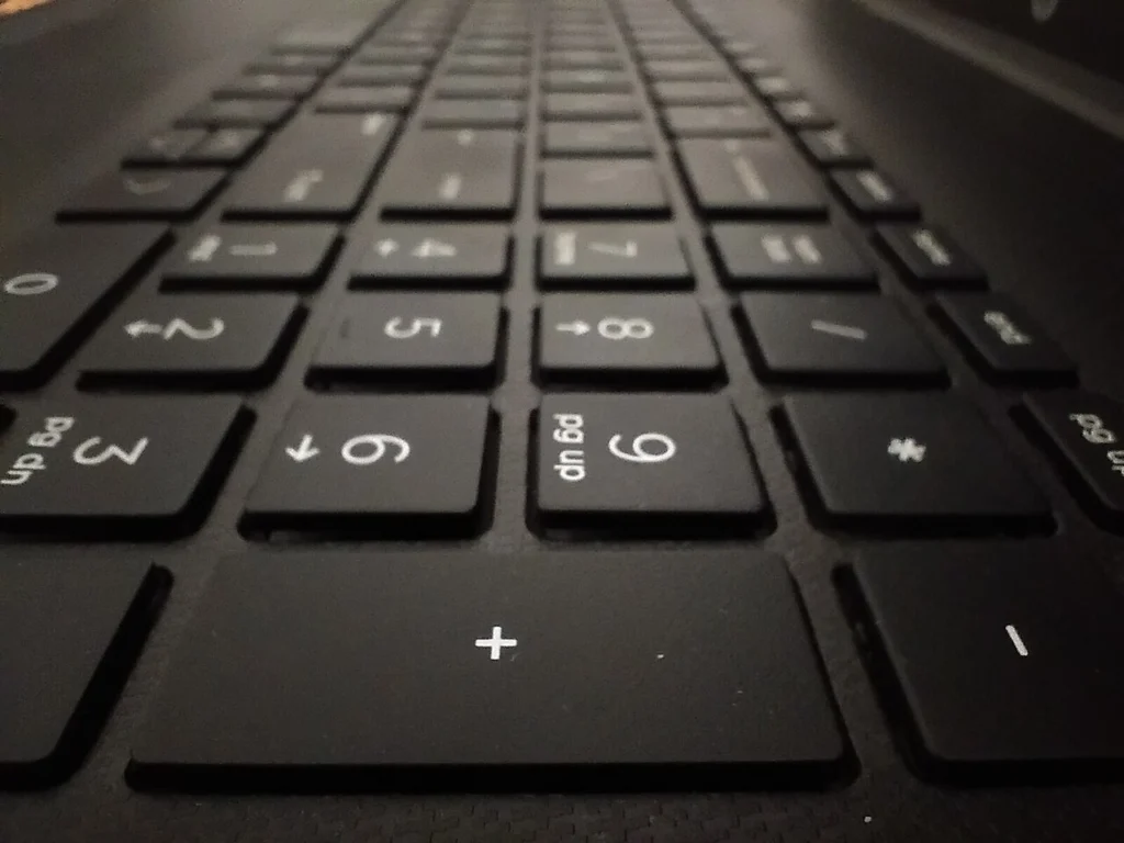 Klawisze laptopa z bliska