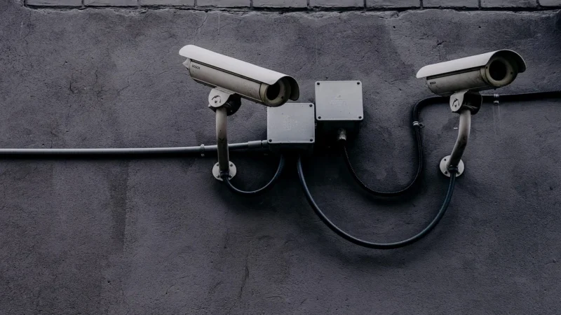 Monitoring domu: kamera IP czy analogowa — co wybrać nad morzem